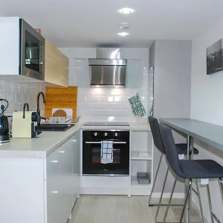 Stylish Quiet W Cheap Parking Closeby Apartment *