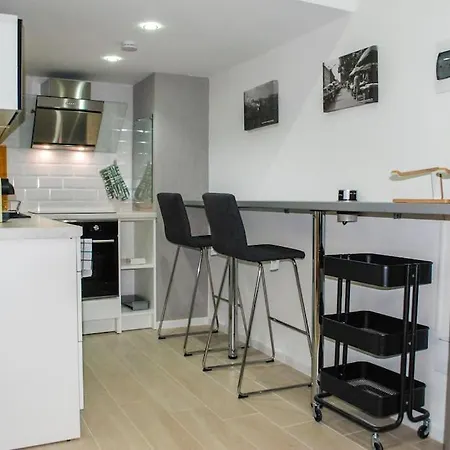 Apartment Stylish Quiet W Cheap Parking Closeby