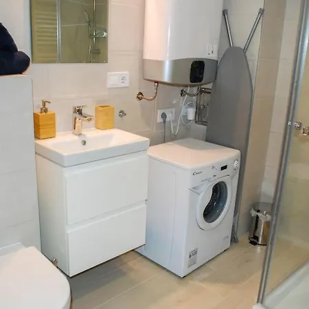 Stylish Quiet W Cheap Parking Closeby Apartment