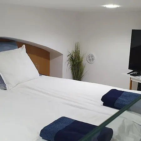 Stylish Quiet W Cheap Parking Closeby Budapest