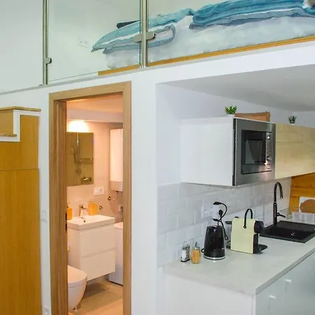 Stylish Quiet W Cheap Parking Closeby *